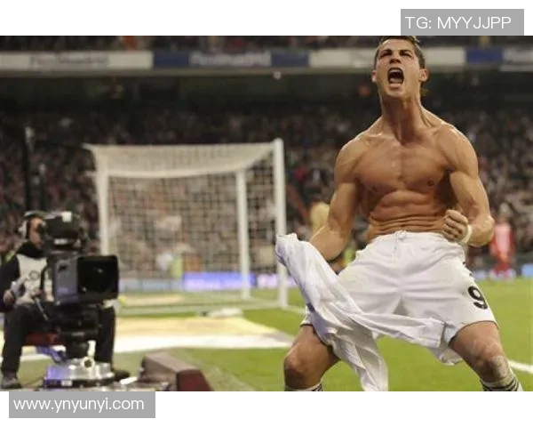 足球巨星C罗享受奢华度假生活与家人共度美好时光