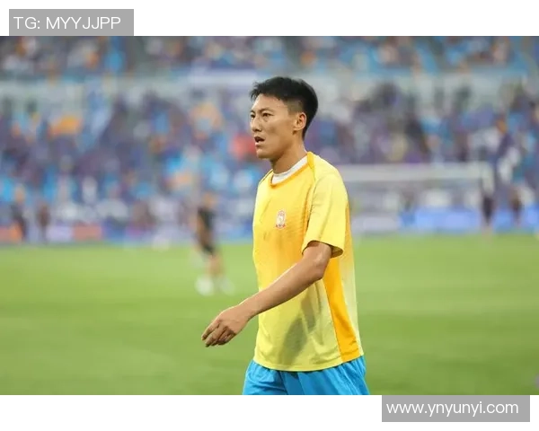 足球明星因意外左手骨折将缺席多场比赛球迷纷纷表示惋惜与关心