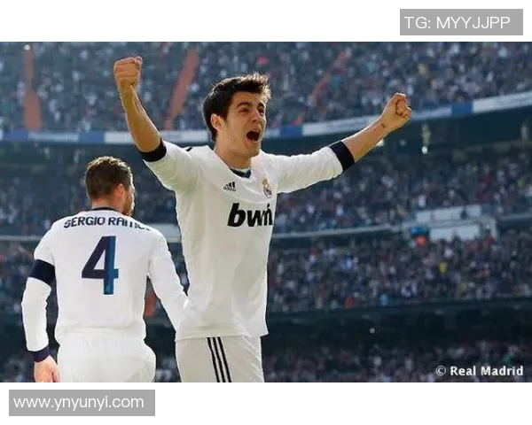 足球明星张开双手展现自信与激情的瞬间让我们感受运动的魅力与活力