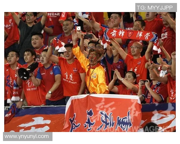 重庆足球队在邀请赛中的强势表现与战术分析